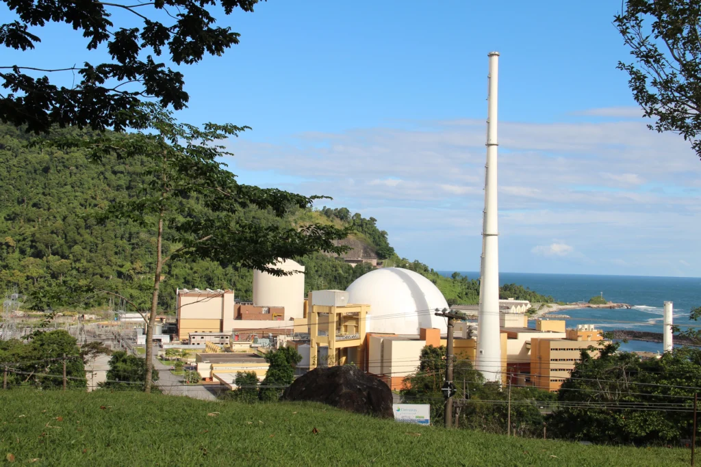 Vista da usina nuclear de Angra no Rio de Janeiro