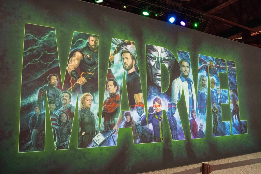 Personagens da Marvel reunidos em painel promocional