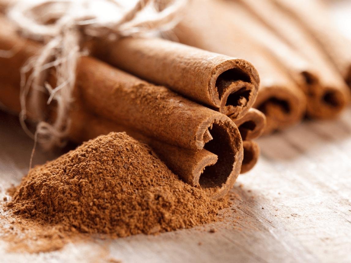 Canela em pau e em pó utilizada como tempero