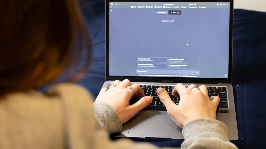 Pessoa interagindo com um modelo de Inteligência Artificial em um notebook
