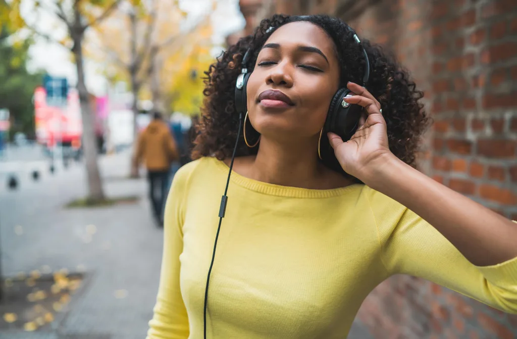 Pessoa usando fones de ouvido enquanto escuta música
