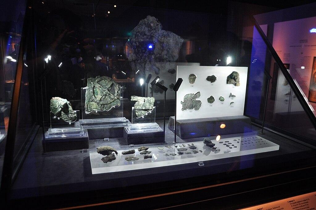 Fragmentos do Mecanismo de Anticítera encontrados no naufrágio