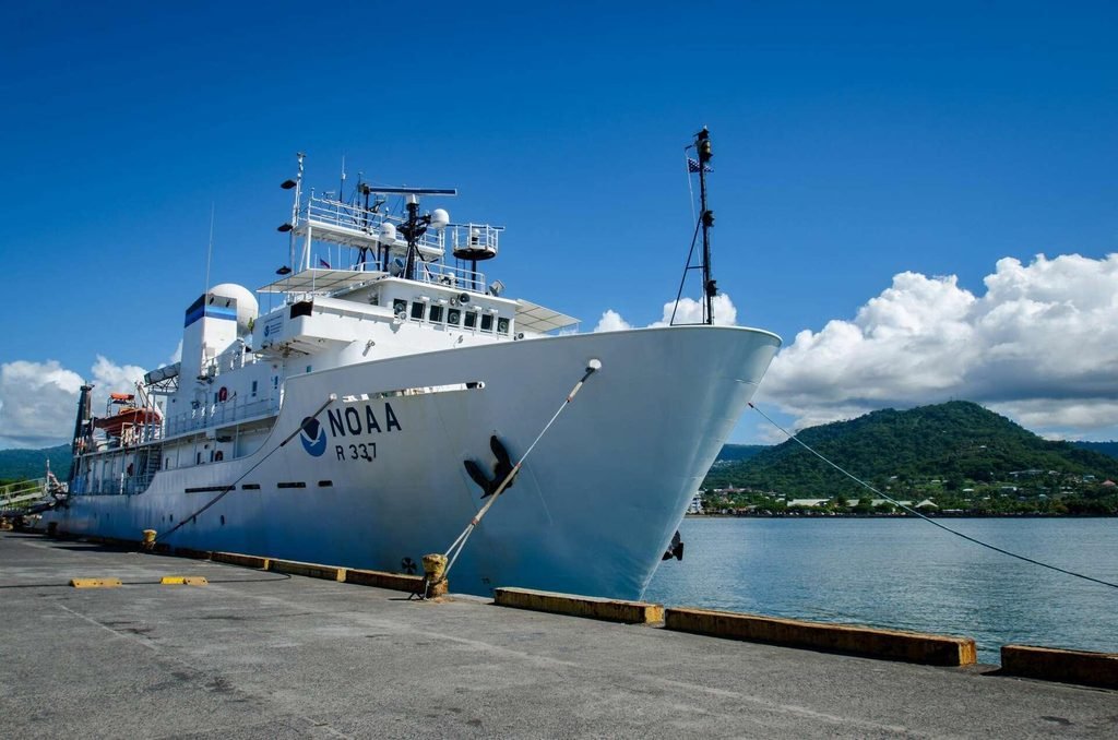 Navio NOAA Okeanos Explorer utilizado em expedições de exploração oceânica