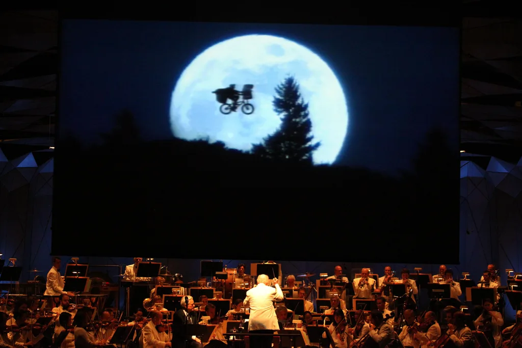 Orquestra tocando trilha sonora de filme durante apresentação