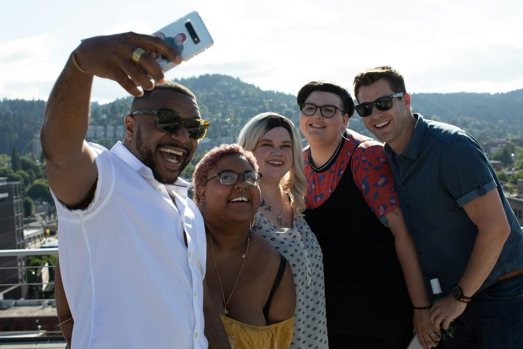 Pessoa tirando selfie com smartphone